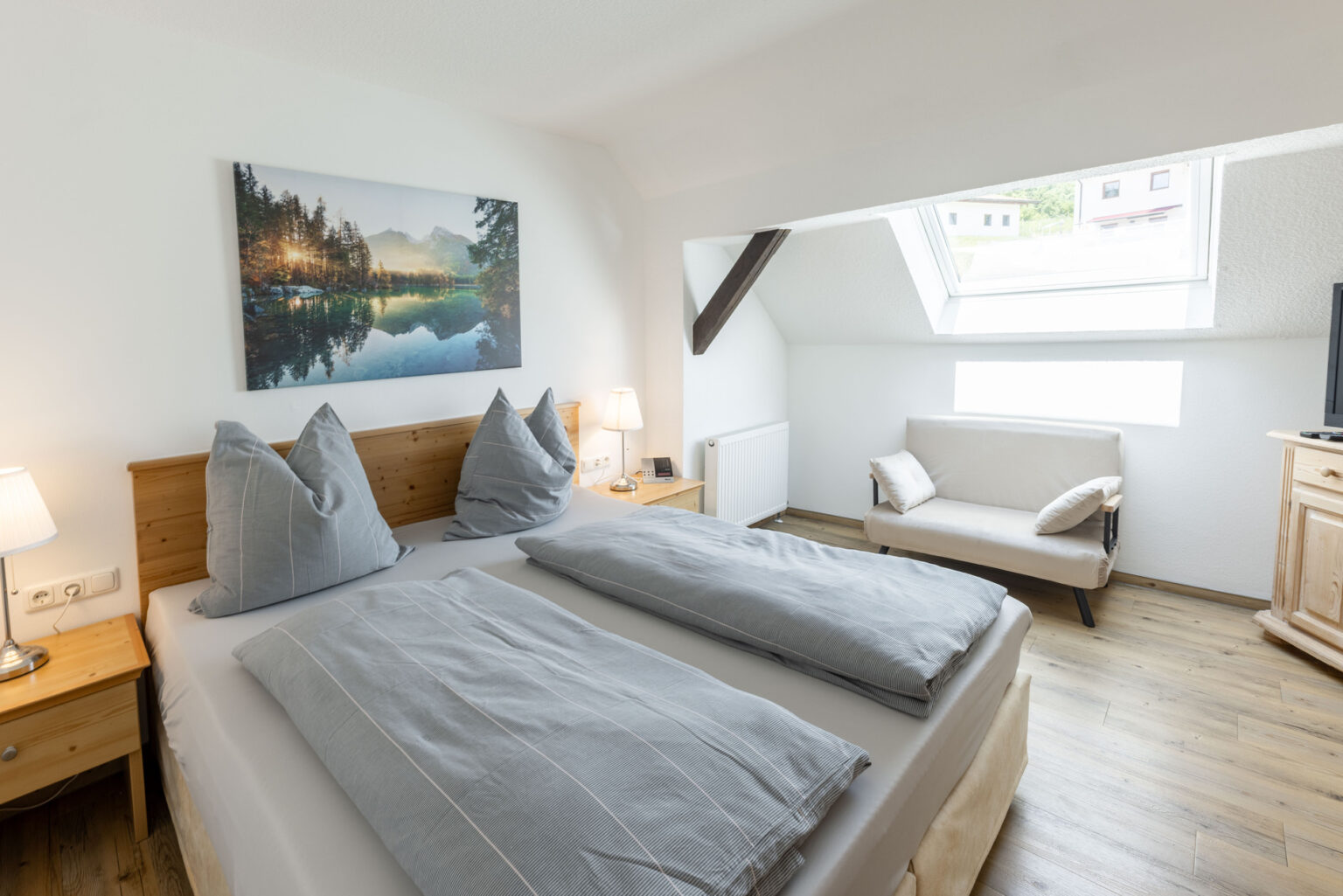Helles Schlafzimmer mit Doppelbett.