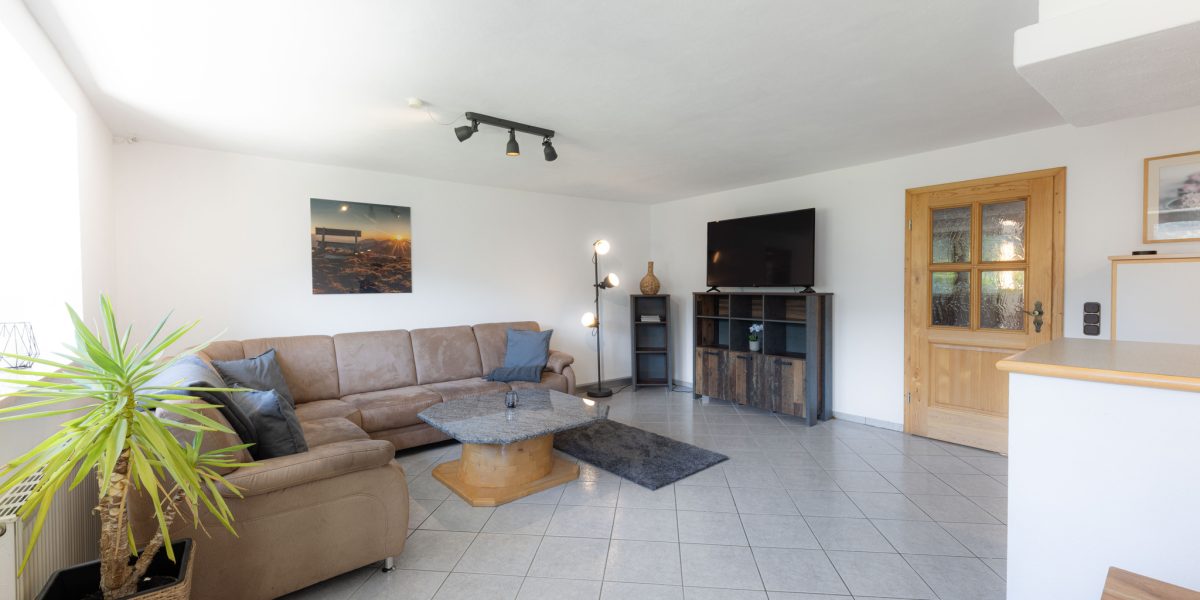 Helles Wohnzimmer mit moderner Einrichtung