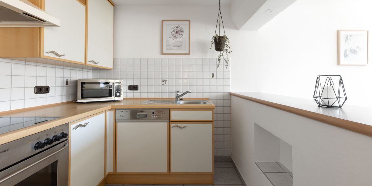 Helle, moderne Küche mit Holzdetails