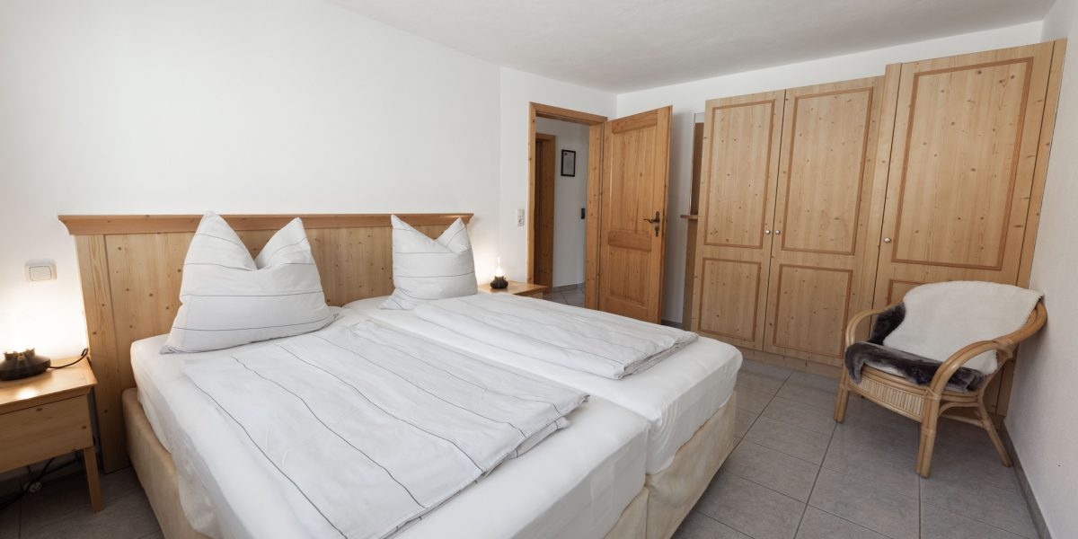 Helles Schlafzimmer mit zwei Betten