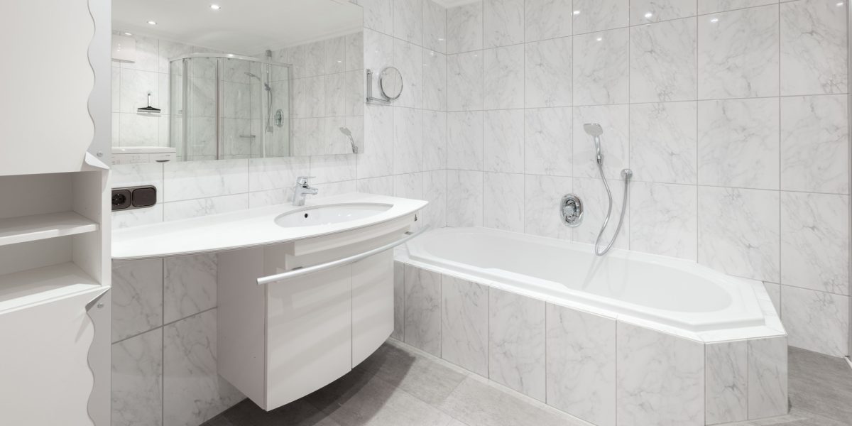 Helles, modernes Badezimmer mit Badewanne