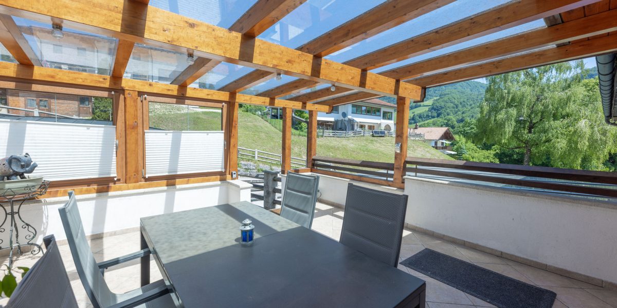 Helle Terrasse mit Aussicht und Möbeln
