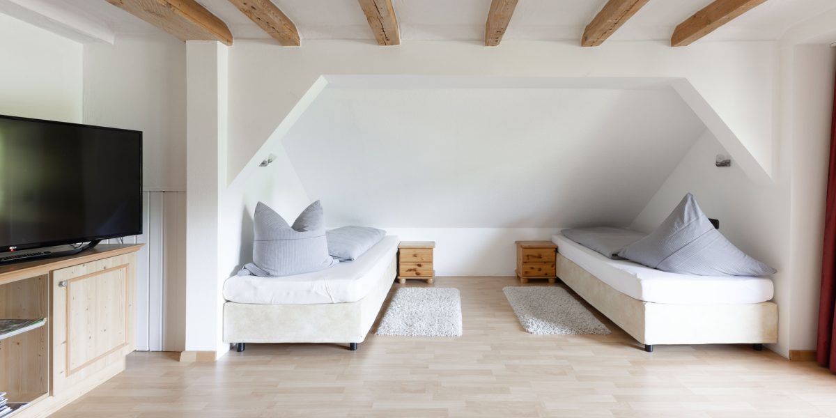Helles Schlafzimmer mit zwei Betten