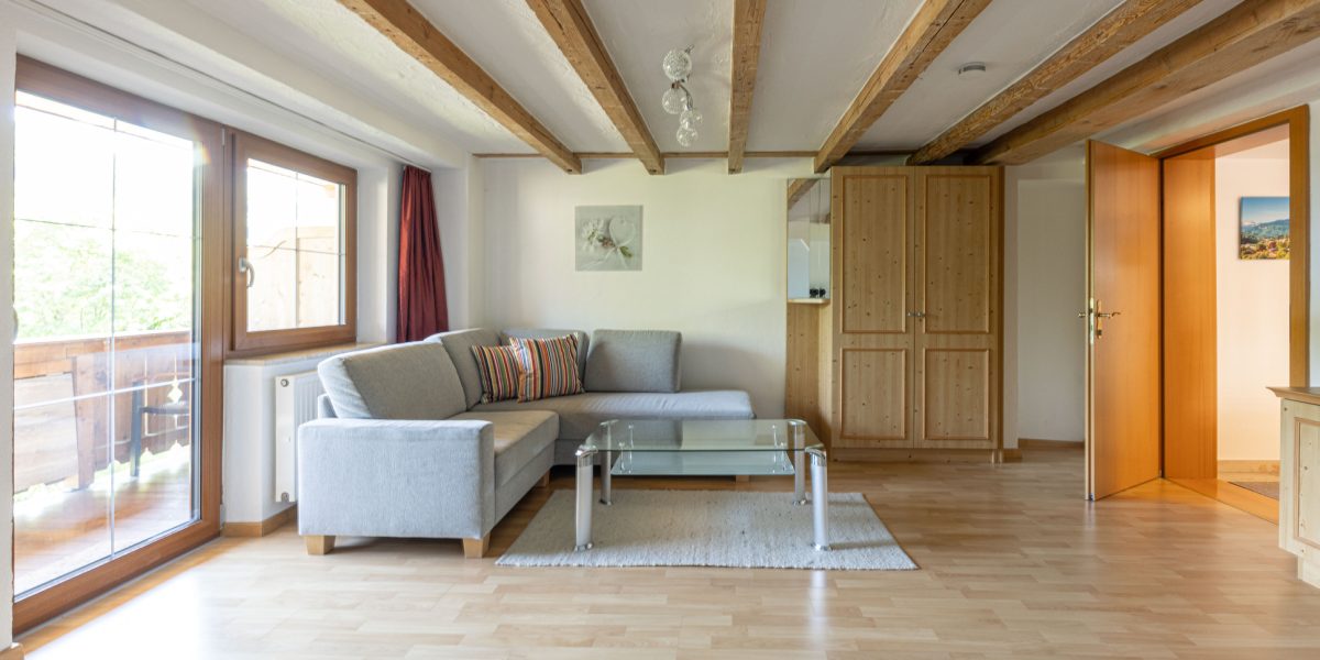 Helles Wohnzimmer mit Holzdecke