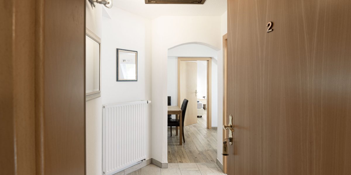 Heller Flur mit Holzdetails und Türen