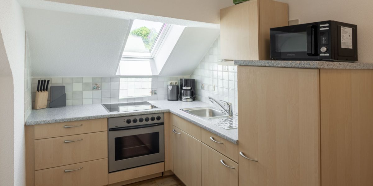 Moderne Küche mit Dachfenster