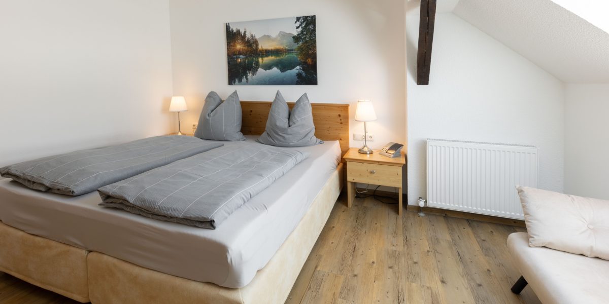 Helles Schlafzimmer mit gemütlichem Bett