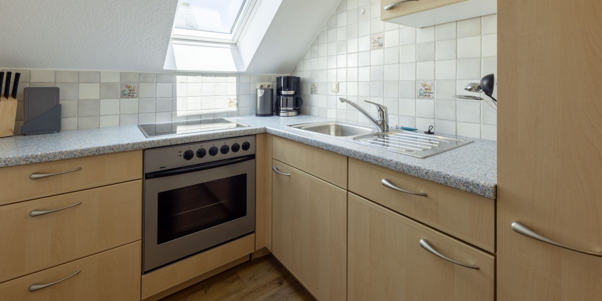 Helle, moderne Küche mit Dachfenster
