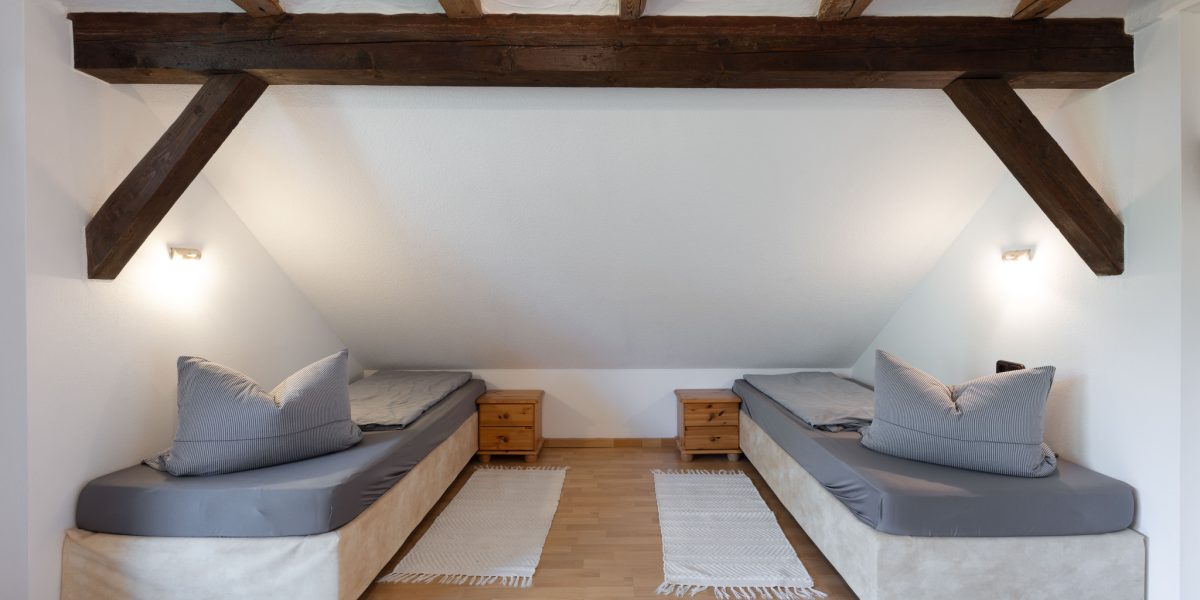 Gemütliches Zimmer mit zwei Betten