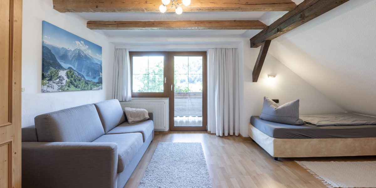 Helles Zimmer mit Holzdecken und Sofa