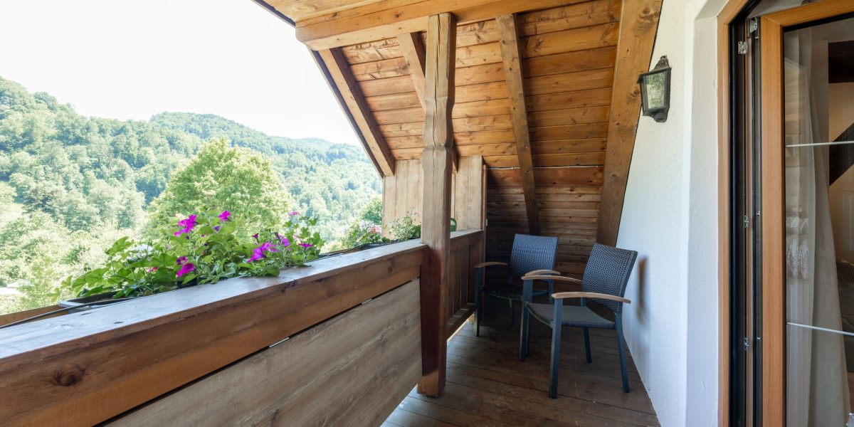 Balkon mit Holzdecke und Pflanzen