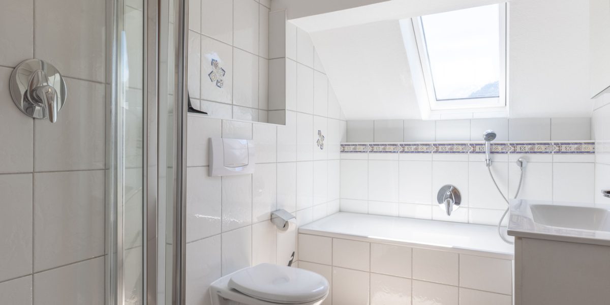 Helles, modernes Badezimmer mit Dusche
