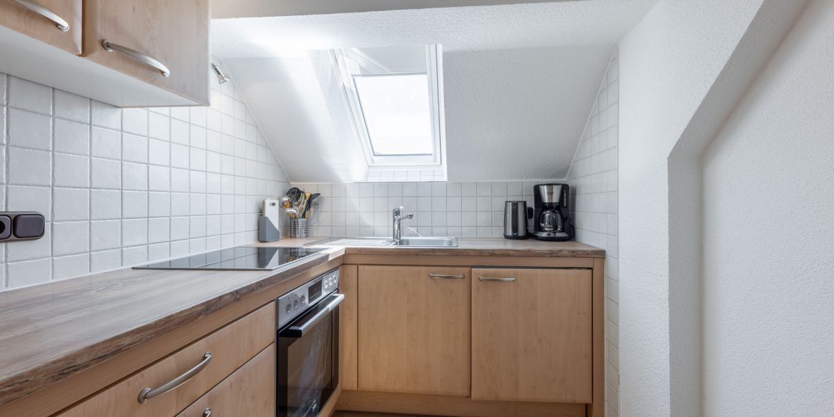 Helle, moderne Dachgeschossküche mit Fenster.