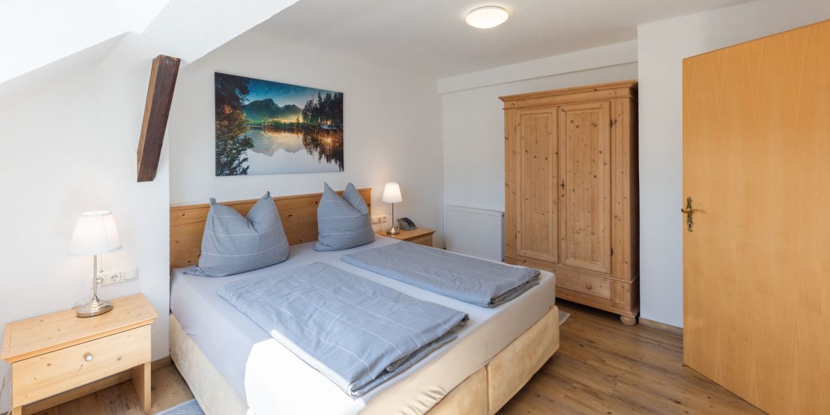Helles Schlafzimmer mit Holzmöbeln